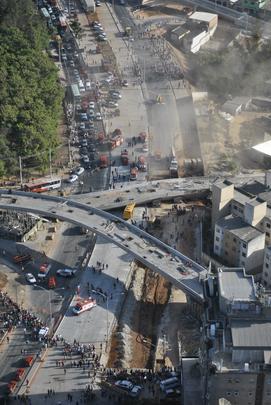 O viaduto que caiu em Belo Horizonte estava em obras. Imagens registradas pela equipe do Estado de Minas mostram o trabalho de resgate das vítimas - Divulgação