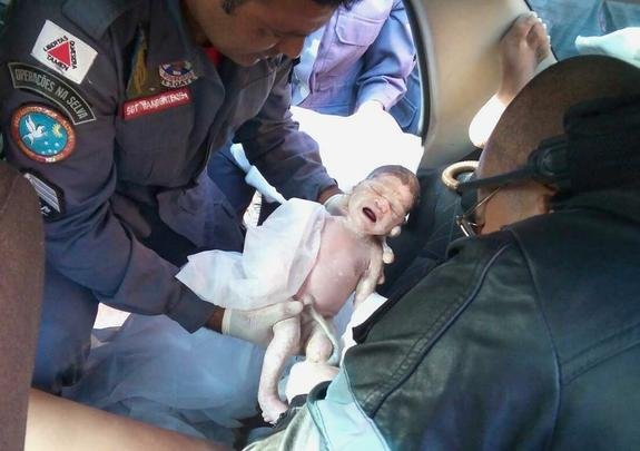 Parto ocorreu no Terceiro Batalhão, no Bairro São Francisco, Região da Pampulha, em Belo Horizonte. A pequena Mariana e a mãe, Rafaela Sodré, de 23 anos, passam bem