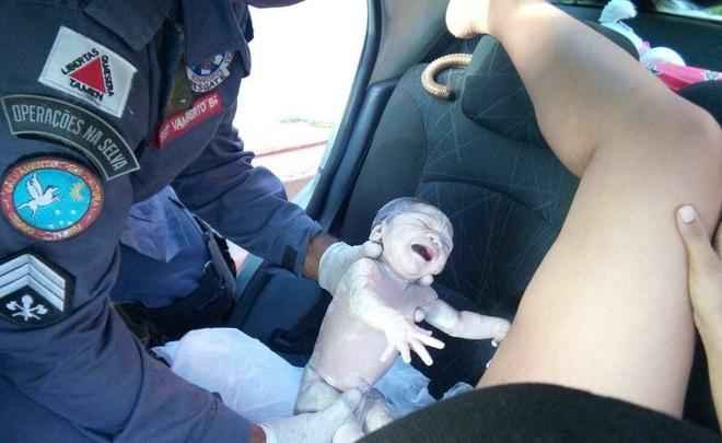 Parto ocorreu no Terceiro Batalhão, no Bairro São Francisco, Região da Pampulha, em Belo Horizonte. A pequena Mariana e a mãe, Rafaela Sodré, de 23 anos, passam bem