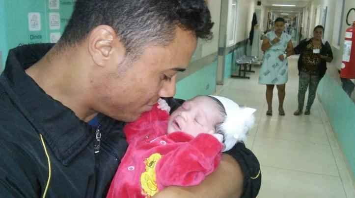 Parto ocorreu no Terceiro Batalhão, no Bairro São Francisco, Região da Pampulha, em Belo Horizonte. A pequena Mariana e a mãe, Rafaela Sodré, de 23 anos, passam bem