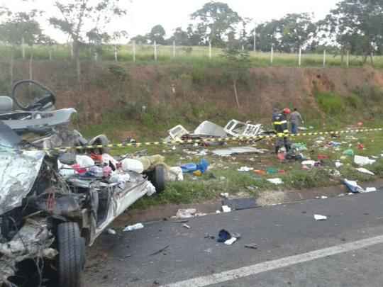 A batida aconteceu em Oliveira. De acordo com a Polícia Rodoviária Federal (PRF), a carreta seguida no sentido São Paulo, quando atravessou a pista e atingiu a van, que seguia em direção a Belo Horizonte