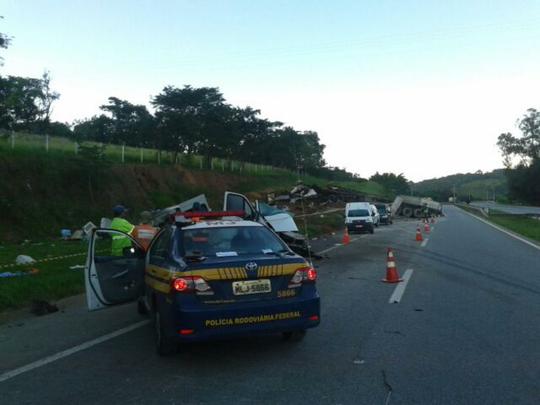 A batida aconteceu em Oliveira. De acordo com a Polícia Rodoviária Federal (PRF), a carreta seguida no sentido São Paulo, quando atravessou a pista e atingiu a van, que seguia em direção a Belo Horizonte