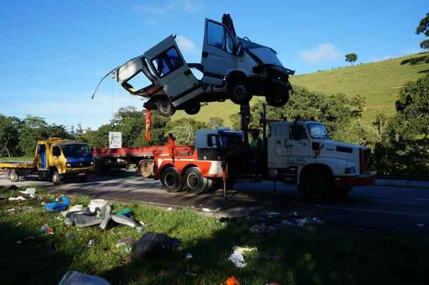 A batida aconteceu em Oliveira. De acordo com a Polícia Rodoviária Federal (PRF), a carreta seguida no sentido São Paulo, quando atravessou a pista e atingiu a van, que seguia em direção a Belo Horizonte