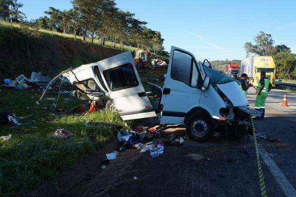 A batida aconteceu em Oliveira. De acordo com a Polícia Rodoviária Federal (PRF), a carreta seguida no sentido São Paulo, quando atravessou a pista e atingiu a van, que seguia em direção a Belo Horizonte