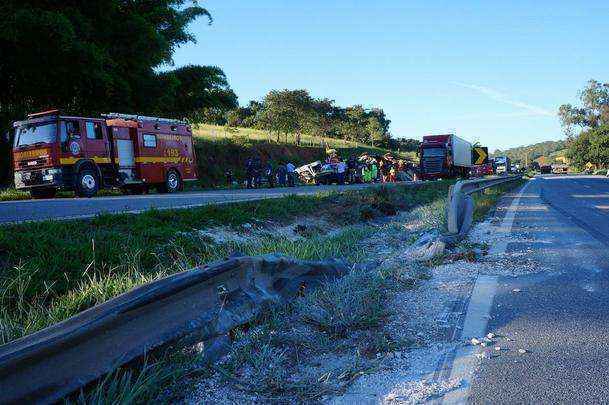 A batida aconteceu em Oliveira. De acordo com a Polícia Rodoviária Federal (PRF), a carreta seguida no sentido São Paulo, quando atravessou a pista e atingiu a van, que seguia em direção a Belo Horizonte