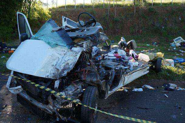 A batida aconteceu em Oliveira. De acordo com a Polícia Rodoviária Federal (PRF), a carreta seguida no sentido São Paulo, quando atravessou a pista e atingiu a van, que seguia em direção a Belo Horizonte