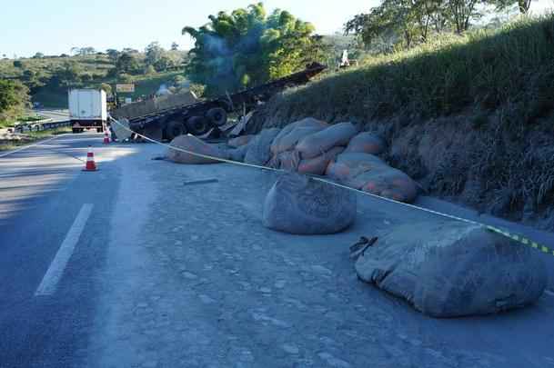 A batida aconteceu em Oliveira. De acordo com a Polícia Rodoviária Federal (PRF), a carreta seguida no sentido São Paulo, quando atravessou a pista e atingiu a van, que seguia em direção a Belo Horizonte