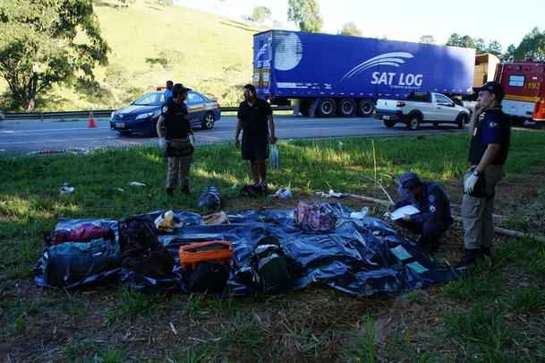 A batida aconteceu em Oliveira. De acordo com a Polícia Rodoviária Federal (PRF), a carreta seguida no sentido São Paulo, quando atravessou a pista e atingiu a van, que seguia em direção a Belo Horizonte