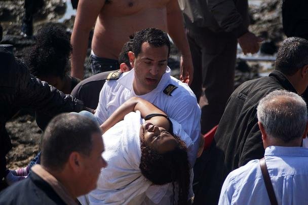 A Organização Internacional para as Migrações (OIM) disse ter recebido pedido de ajuda de uma embarcação que estava afundando no Mediterrâneo e que transportava mais de 300 pessoas