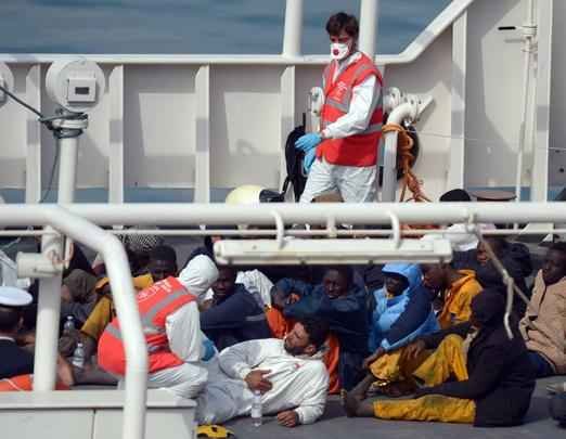 A Organização Internacional para as Migrações (OIM) disse ter recebido pedido de ajuda de uma embarcação que estava afundando no Mediterrâneo e que transportava mais de 300 pessoas