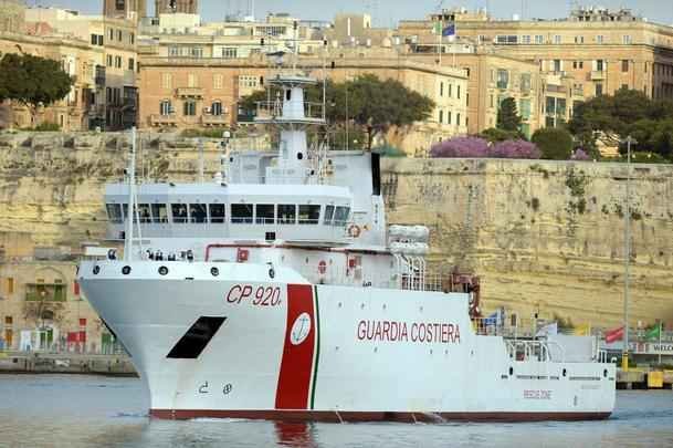 A Organização Internacional para as Migrações (OIM) disse ter recebido pedido de ajuda de uma embarcação que estava afundando no Mediterrâneo e que transportava mais de 300 pessoas