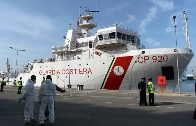 A Organização Internacional para as Migrações (OIM) disse ter recebido pedido de ajuda de uma embarcação que estava afundando no Mediterrâneo e que transportava mais de 300 pessoas