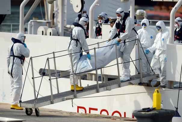 A Organização Internacional para as Migrações (OIM) disse ter recebido pedido de ajuda de uma embarcação que estava afundando no Mediterrâneo e que transportava mais de 300 pessoas