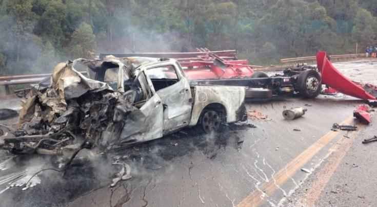 Batida entre caminhão-tanque e uma caminhonete deixou pelo menos cinco mortos e um ferido na BR-040, altura do quilômetro 582, em Itabirito