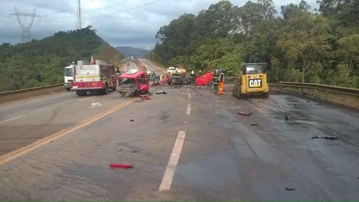 Batida entre caminhão-tanque e uma caminhonete deixou pelo menos cinco mortos e um ferido na BR-040, altura do quilômetro 582, em Itabirito