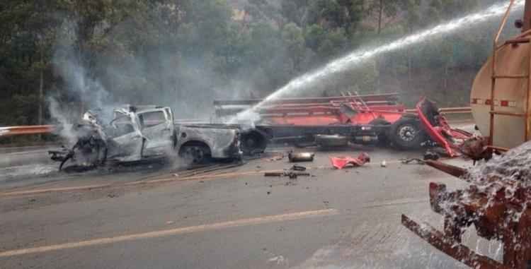 Batida entre caminhão-tanque e uma caminhonete deixou pelo menos cinco mortos e um ferido na BR-040, altura do quilômetro 582, em Itabirito
