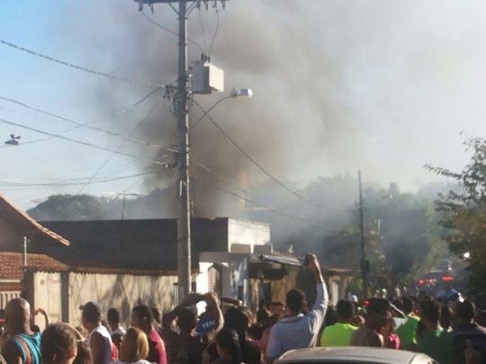 Um avião monomotor caiu em cima de uma residência na tarde deste domingo, no Bairro Minaslândia, Região Norte de Belo Horizonte.