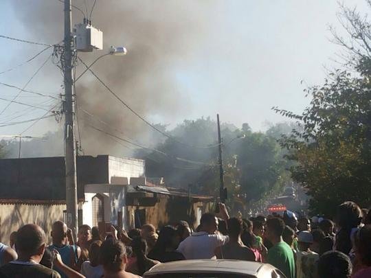 Um avião monomotor caiu em cima de uma residência na tarde deste domingo, no Bairro Minaslândia, Região Norte de Belo Horizonte.