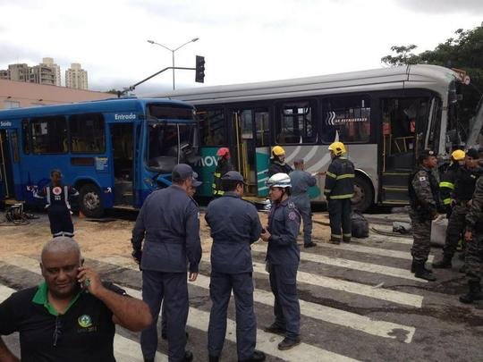 Acidente entre dois ônibus mata uma pessoa e fere 20 no Centro de Belo Horizonte.