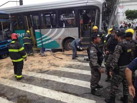 Acidente entre dois ônibus mata uma pessoa e fere 20 no Centro de Belo Horizonte.