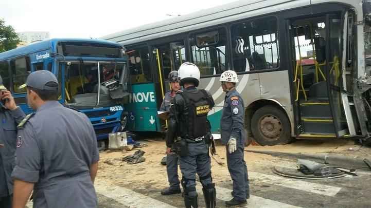 Acidente entre dois ônibus mata uma pessoa e fere 20 no Centro de Belo Horizonte.