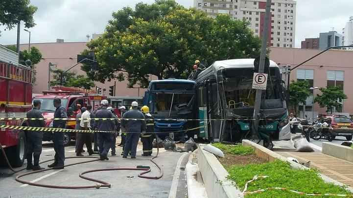 Acidente entre dois ônibus mata uma pessoa e fere 20 no Centro de Belo Horizonte.