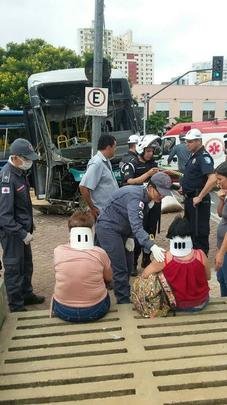 Acidente entre dois ônibus mata uma pessoa e fere 20 no Centro de Belo Horizonte.