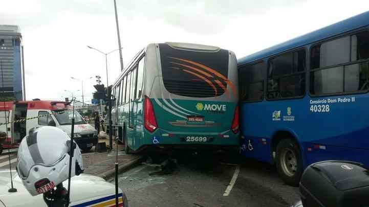 Acidente entre dois ônibus mata uma pessoa e fere 20 no Centro de Belo Horizonte.