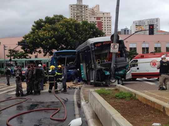 Acidente entre dois ônibus mata uma pessoa e fere 20 no Centro de Belo Horizonte.