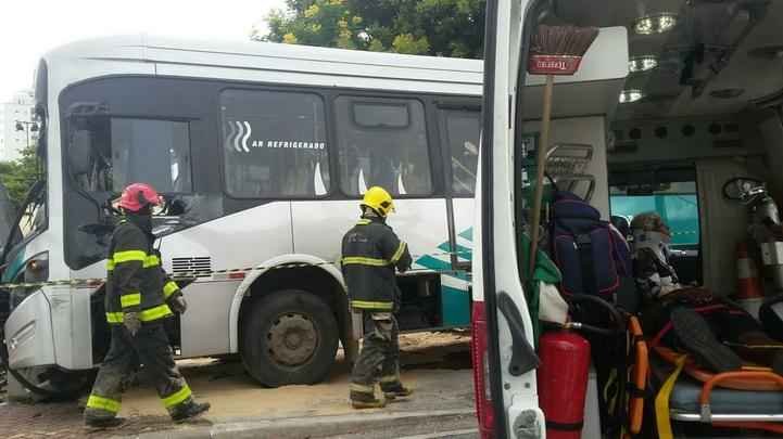 Bombeiros realizaram o atendimento às vítimas da colisão entre dois ônibus
