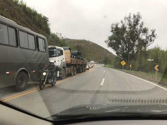 Os passageiros voltavam de uma excursão à praia de Copacabana, no Rio, quando o veículo foi atingido por carreta que tombou