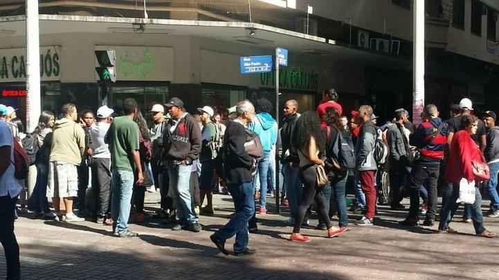 Grupo interdita o trânsito nos dois sentidos da Praça Sete e trânsito é complicado na região