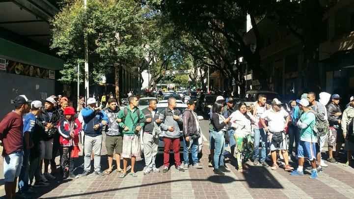 Grupo interdita o trânsito nos dois sentidos da Praça Sete e trânsito é complicado na região