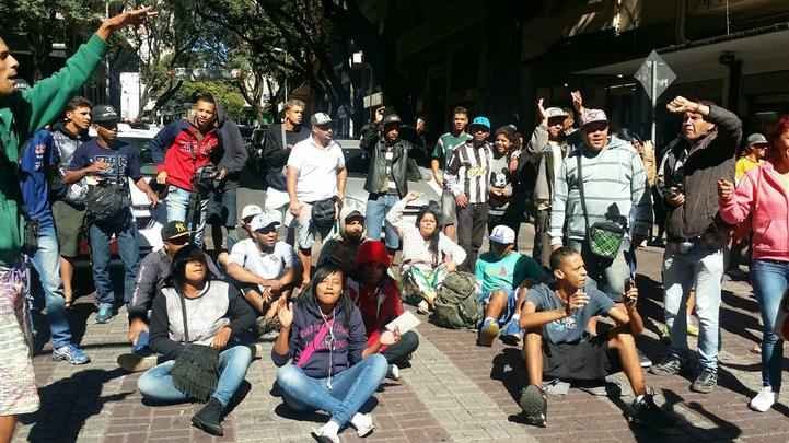 Grupo interdita o trânsito nos dois sentidos da Praça Sete e trânsito é complicado na região