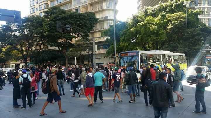 Grupo interdita o trânsito nos dois sentidos da Praça Sete e trânsito é complicado na região