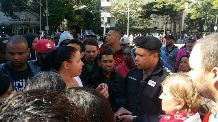 Manifestantes atearam fogo em amontoados de lixo e em pedaços de madeira