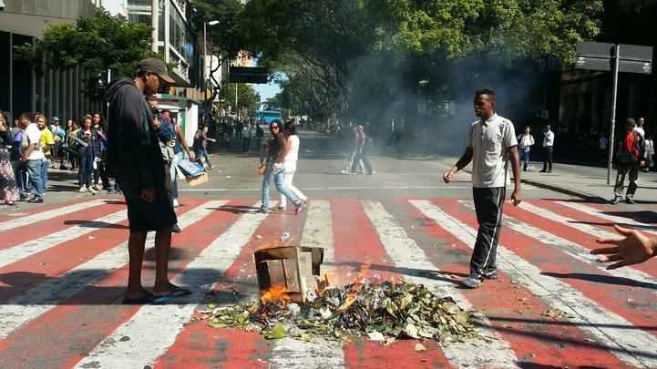 Manifestantes atearam fogo em amontoados de lixo e em pedaços de madeira