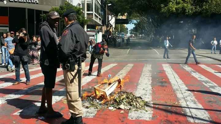 Manifestantes atearam fogo em amontoados de lixo e em pedaços de madeira