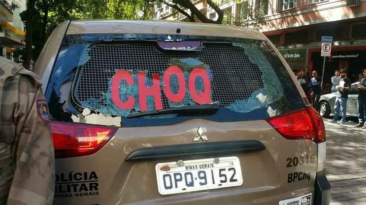 Vidro traseiro de uma viatura do Batalhão de Choque da Polícia Militar quebrou durante uma confusão entre policiais e manifestantes no quarteirão fechado da Rua dos Carijós