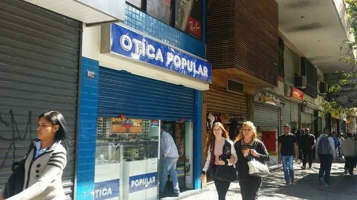 Comerciantes assustado com a confusão abaixaram as portas das lojas. Populares que passavam pelas ruas buscaram abrigo no comércio da região