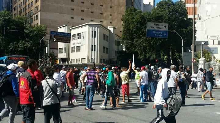 Manifestantes deslocaram, após as confusões na Afonso Pena e Rua dos Carijós, para a Avenida Amazonas, no entroncamento com a Rua dos Tamóios
