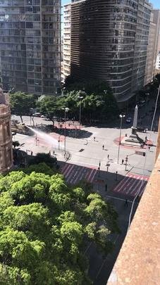 Camburão da PM lança jato d'água e gás em camelôs durante manifestação na Praça 7