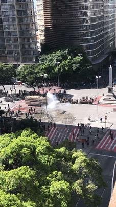 Camburão da PM lança jato d'água e gás em camelôs durante manifestação na Praça 7