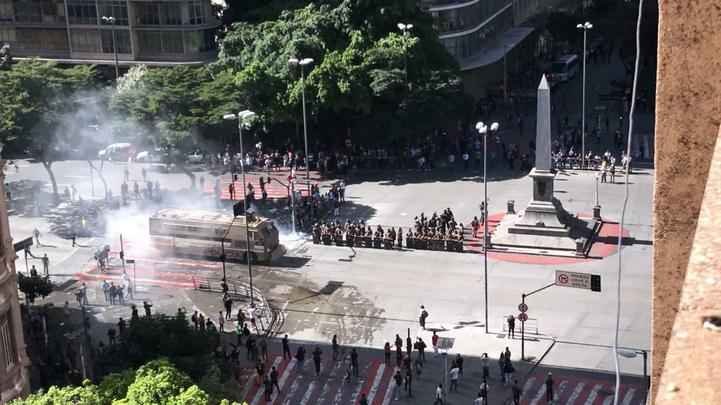 Camburão da PM lança jato d'água e gás em camelôs durante manifestação na Praça 7