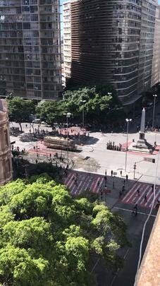 Camburão da PM lança jato d'água e gás em camelôs durante manifestação na Praça 7