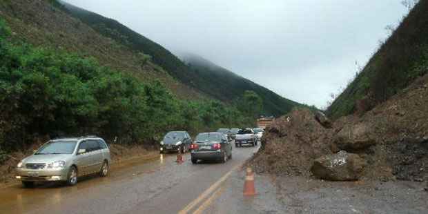 O trânsito no Km 483 da BR-040 está funcionando em apenas uma faixa nos dois sentidos (Divulgação Polícia Rodoviária Federal) O trânsito no Km 483 da BR-040 está funcionando em apenas uma faixa nos dois sentidos (Divulgação Polícia Rodoviária Federal)