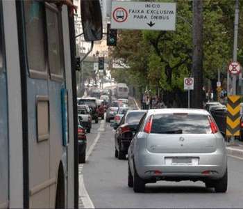 Na Av. Nossa Senhora do Carmo, em Belo Horizonte, carros trafegam por pista exclusiva para ônibus (Sidney Lopes/EM/DA Press 25/9/09)