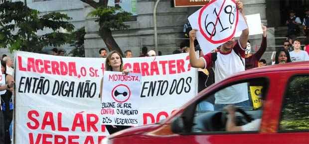 Manifestantes pedem que o prefeito vete aumento de 61,8% dos vereadores de BH (Marcos Vieira/ EM/ DA Press)