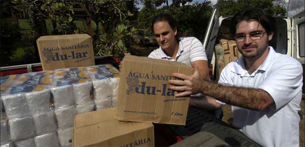 Luciano Franco e Ângelo Simão recolheram colchões, alimentos, roupas, agasalhos e produtos de limpeza para vítimas das inundações em Belo Vale (Beto Magalhães/EM/DA. Press) Luciano Franco e Ângelo Simão recolheram colchões, alimentos, roupas, agasalhos e produtos de limpeza para vítimas das inundações em Belo Vale (Beto Magalhães/EM/DA. Press)