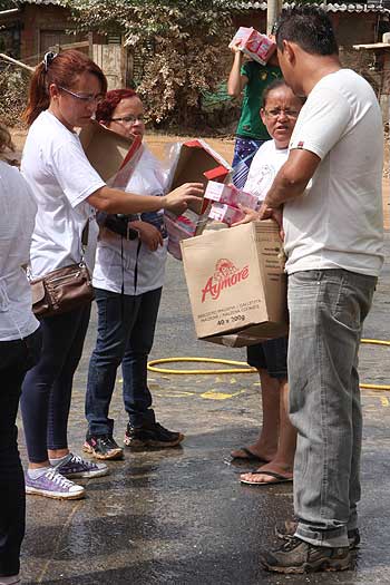 Volutários distribuem alimentos em Betim (Edesio Ferreira/EM DA Press) Volutários distribuem alimentos em Betim (Edesio Ferreira/EM DA Press)